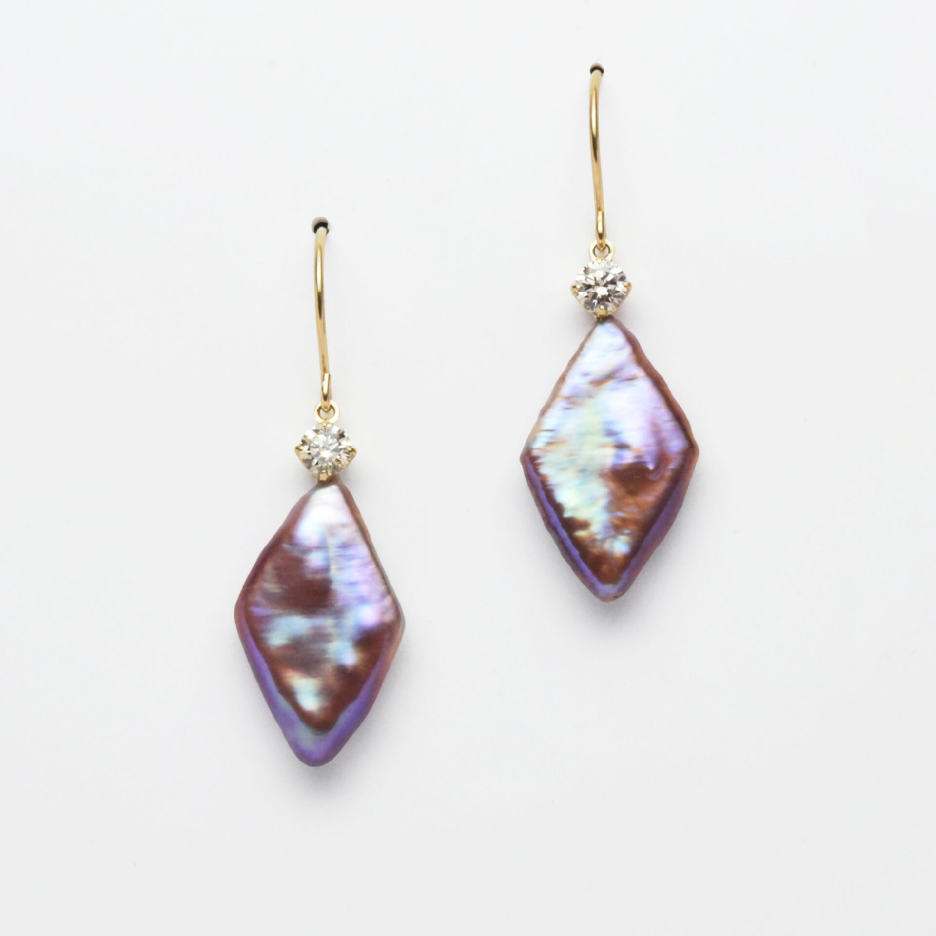 K18YG暗紫色ダイヤシェイプ淡水パール15x10mm ダイヤ合計0.18ct フックピアス - 画像 (2)